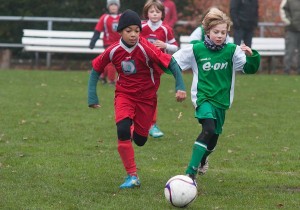 Ein spannendes Match boten die Spieler der E-Jugend des SV Schmöckwitz und des SV Treptow 46. (Foto: Henri Schulmeister)