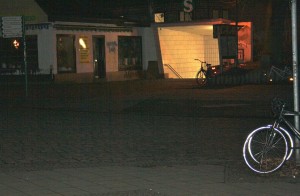 Sonnabend, 22:42 Uhr, machten sich junge Männer an abgestellten Fahrrädern am S-Bahnhof zu schaffen: (Foto: Jörg Levermann)