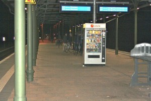 22:56 Uhr, die mutmaßlichen Randalierer warten auf die S-Bahn, wenige Minuten zuvor versuchten sie den Getränkeautomaten zu zerstören. (Foto: Jörg Levermann)