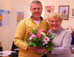 Bürgermeister Bernd Speer bedankte sich bei Annegret Boas für ihr langjähriges Engagement im Eichwalder Heimatverein. (Foto: Burkhard Fritz)