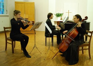 Das Petersburger Trio Memorial gab erneut ein Benefiz-Konzert zugunsten der Gulag-Opfer im Gemeindehaus der Evangelischen Kirchengemeinde Eichwalde.. (Foto: Burkhard Fritz)