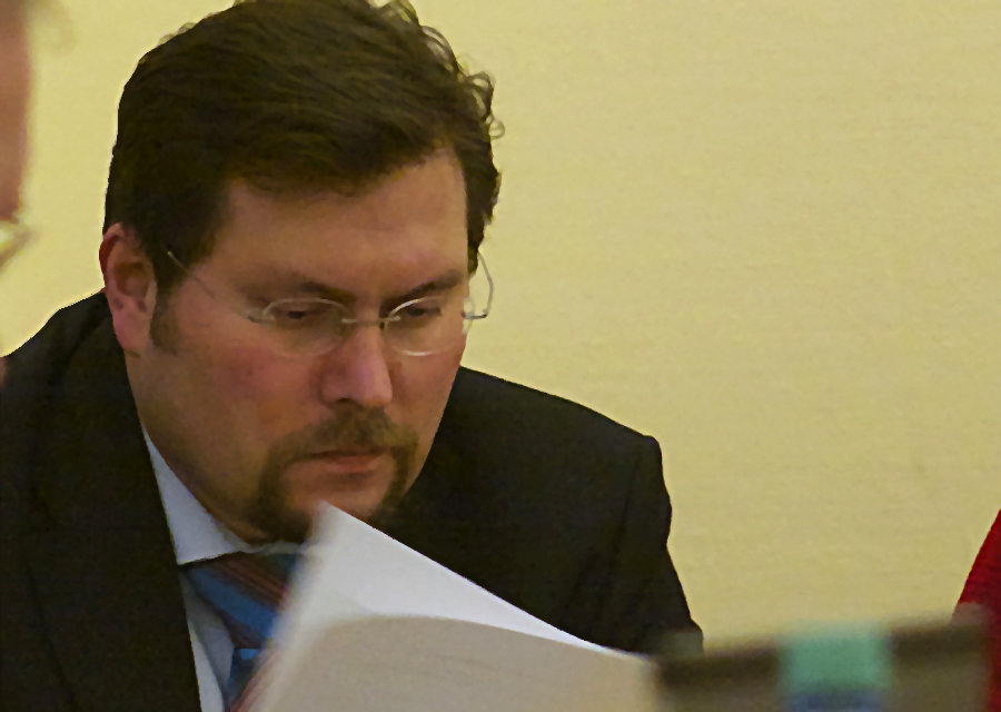 Kämmerer Michael Launicke legte vergangenen Dienstag den überarbeiteten Haushaltsentwurf für 2013 vor. (Foto: Jörg Levermann)