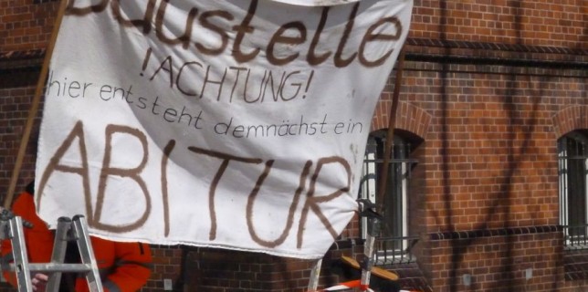 Baustelle Abitur: Mit einer Baustellenabsperrung auf dem Gehweg machten Schüler des Abiturjahrgangs auf ihre Geplante Abi-Feier aufmerksam. (Foto: Jörg Levermann)