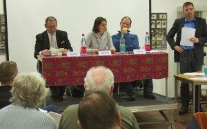 Möglichkeiten, der Bürgerbeteiligung erläuterten Verwaltungswirt Ulrich Arnts (rechts), Katrin Fischer, Wirtschaftsprüferin aus Eichwalde und Jörg Jenoch, Mitgründer der WählerInitiative. Moderiert wurde die Veranstaltung von RBB-Redaktionsleiter Andreas Oppermann. Foto: Jörg Levermann)