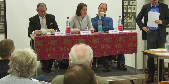 Möglichkeiten, der Bürgerbeteiligung erläuterten Verwaltungswirt Ulrich Arnes (rechts), Katrin Fischer, Wirtschaftsprüferin aus Eichwalde und Jörg Jenoch, Mitgründer der WählerInitiative. Moderiert wurde die Veranstaltung von RBB-Redaktionsleiter Andreas Oppermann. Foto: Jörg Levermann)