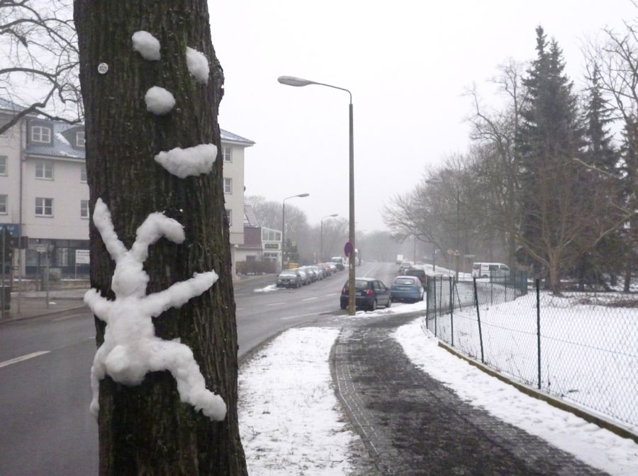 Keine Ostern in Schmöckwitz: Unbekannte machten sich einen Spaß und formten den Osterhasen aus Schnee, der offensichtlich an einem Baum verunglückte. (Foto: Jörg Levermann)