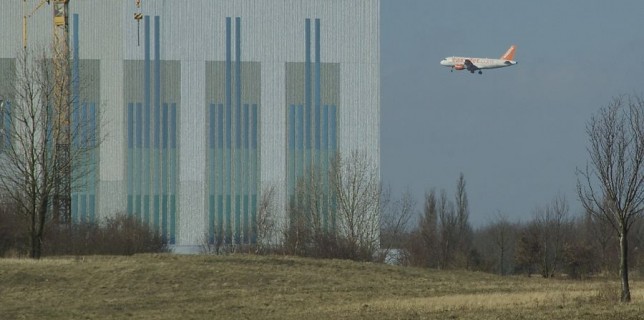 Landeanflug über Waltersdorf. Schallschutz spielt im Industriegebiet in Waltersdorf eher eine untergeordnete Rolle. (Foto: Jörg Levermann)