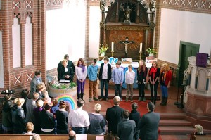 Acht Menschen, fast ausschließlich Jugendliche, ließen sich vergangenen Sonntag in der evangelischen Kirche taufen. (Foto: Buschek)