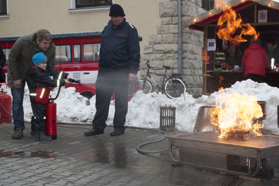 Selbst einmal einen Feuerlöscher bedienen, auch wenn dieser nur mit Wasser gefüllt war, fand besonders großes Interesse bei Kindern. (Foto: Jörg Levermann)