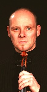 Markolf Ehring spielt auf einer Elektro-Violine im DESY in Zeuthen. (Foto: Ehring)