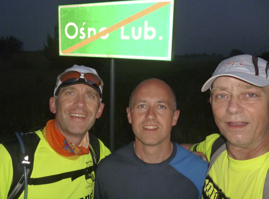 Um 4:07 Uhr erreichen die Langstreckenläufer die Ortsgrenze von Osno Lubuskie. (Foto: Jörg Levermann)