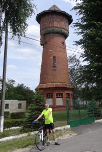 Mit dem Fahrrad durch Ośno Lubuskie. Burkhard Fritz zeigt seinem Begleiter den Wasserturm, fast exakt dem Turm in Eichwalde entspricht. (Foto: Theo Täschner)