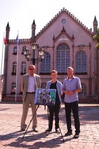 Benito Goetz mit seinem Bild zwischen Bürgermeister Kozłowski (links) und Bürgermeister Speer vor dem Rathaus. (Foto: buschek)