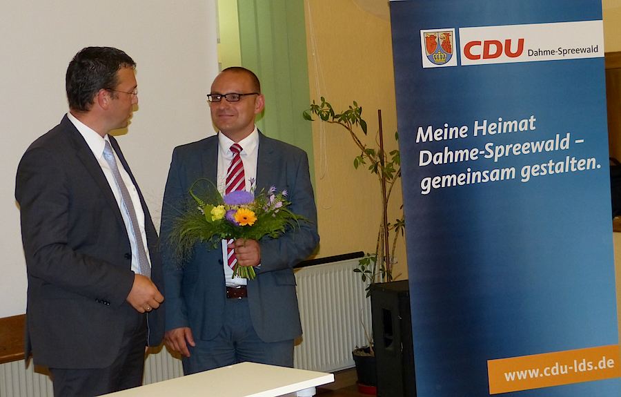 Der Kreisvorsitzende der CDU, Carsten Saß (links), gratulierte dem gewählten Direktkandidaten Björn Lakenmacher. (Foto: CDU Dahme-Spreewald)