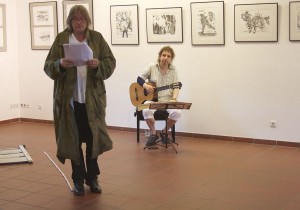 Christian Ewald führte in einer ironisch gehaltenen szenischen Lesung in die Ausstellung ein. Christof Hanusch begleitete die Vernissage musikalisch. (Foto: Jörg Levermann)
