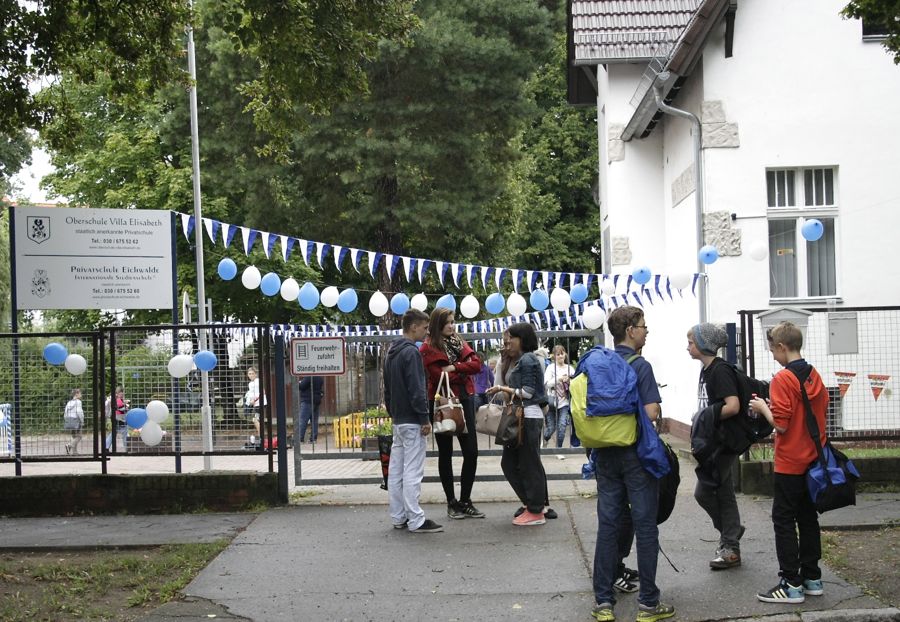 Schülerinnen und Schüler der Oberschule Villa Elisabeth feierten gemeinsam mit Eltern und Lehrern das fünfjährige Bestehen ihrer Schule. (Foto: Jörg Levermanne)