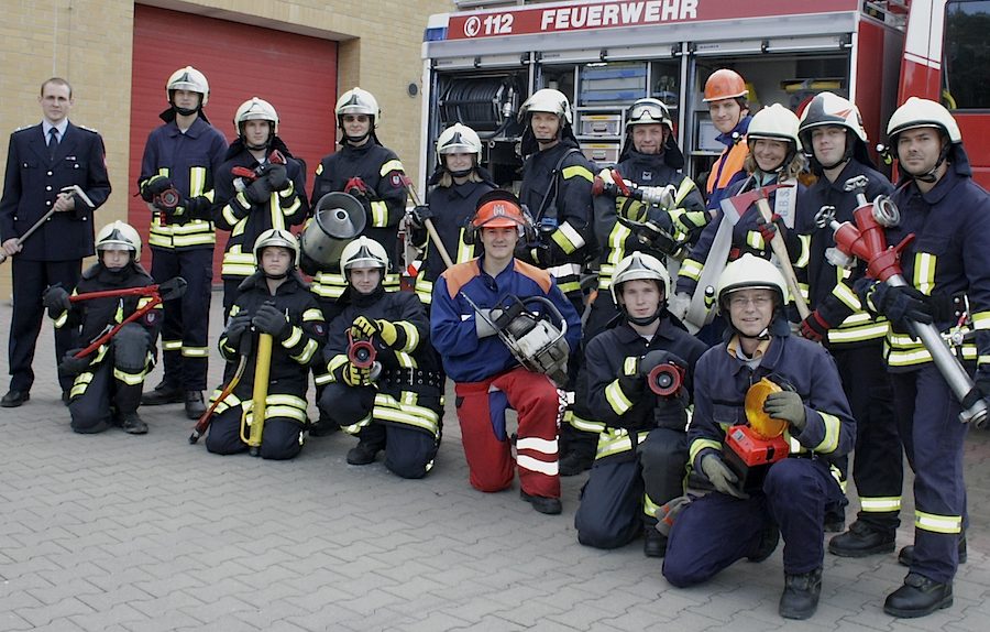 Insgesamt 16 angehörige der Freiwilligen Feuerwehren meisterten gestern die Prüfung zum Truppmann in Miersdorf. (Foto: Jörg Levermann)