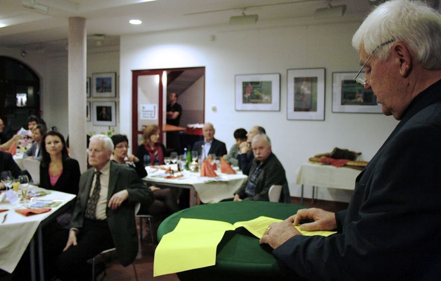 Werner Hahn, Vorstandsvorsitzender des Eichwalder Gewerbeverbandes, gab einen Überblick über die Geschichte des Vereins. (Foto: Jörg Levermann)