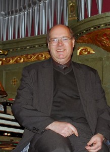 Dietmar Hiller bringt am 26. Oktober 2013 mit der Parabrahm-Orgel südamerikanisches Flair in die Evangelische Kirche. (Foto: Burkhard Fritz)