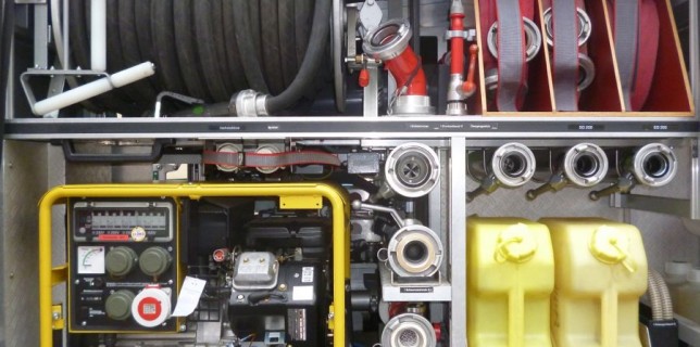 Jede Menge Technik verbirgt sich hinter den Jalousien der Gerätefächer Löschfahrzeuge. Damit sie im Ernstfall auch zuverlässig funktioniert, muss sie ständig gepflegt und gewartet werden. (Foto: Jörg Levermann)