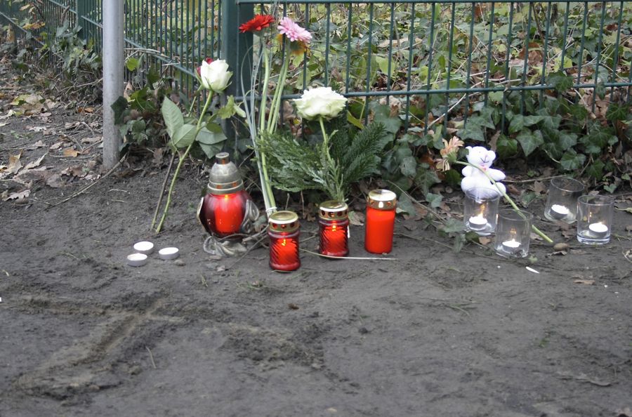 Ein Ort der Trauer ist der Zaun zum Eichenparkstadion an der Heinrich-Heine-Allee. Schüler und Erwachsene haben Kerzen, Blumen und Plüschtiere am Tatort an der Heinrich-Heine-Allee abgelegt.(Foto: Jörg Levermann)