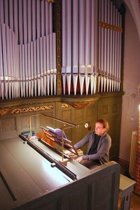 Die weihnachtlichen Orgelkonzerte von Peter Aumeier locken Liebhaber der Orgelmusik aus Eichwalde und den Nachbargemeinden in die evangelische Kirche am Händelplatz. (Foto: Burkhard Fritz)