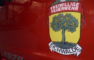 Ein eigenes Wappen ziert die Fahrzeuge der Freiwilligen Feuerwehr auch in Eichwalde. (Foto: Jörg Levermann)