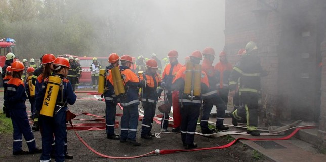 Der Feuerwehrnachwuchs probt den Einsatz unter Atemschutz. (Foto: Oliver Hein)