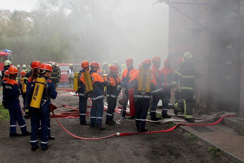 Der Feuerwehrnachwuchs probt den Einsatz unter Atemschutz. (Foto: Oliver Hein)