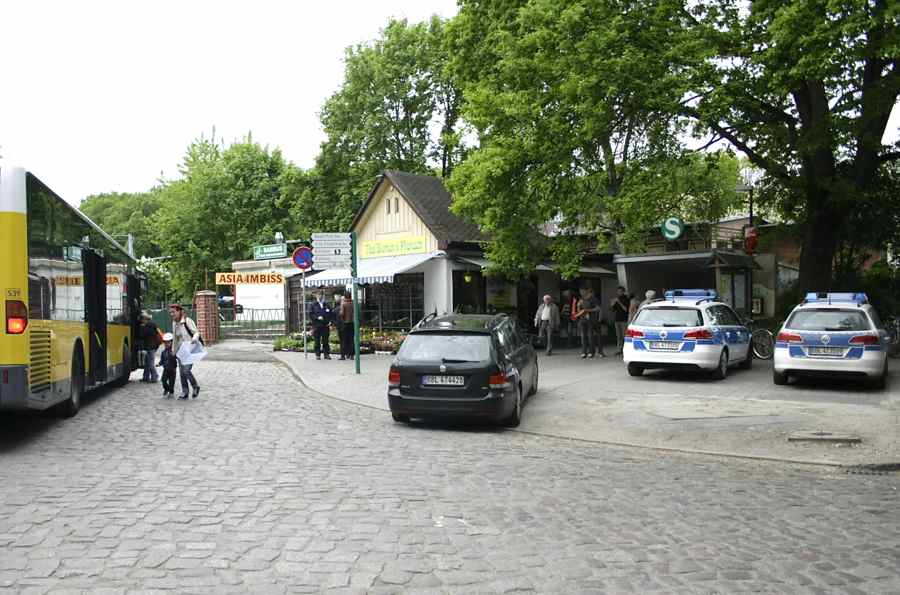 Ein zerstörter Fahrkartenautomat am S-Bahnhof in Eichwalde beschäftigt die Spurensicherung des Landeskriminalamtes. Ein Schienenversatzverkehr zwischen Eichwalde und Grünau ist eingerichtet. (Foto: Jörg Levermann)