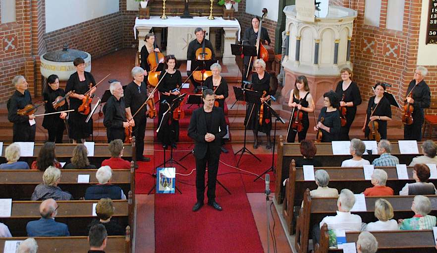 Das Schmöckwitzer Kammerorchester spielte in der evangelischen Kirche Stücke von Brahms, Grieg, Prokofjew, Bernstein und Kreisler. (Foto: Burkhard Fritz)