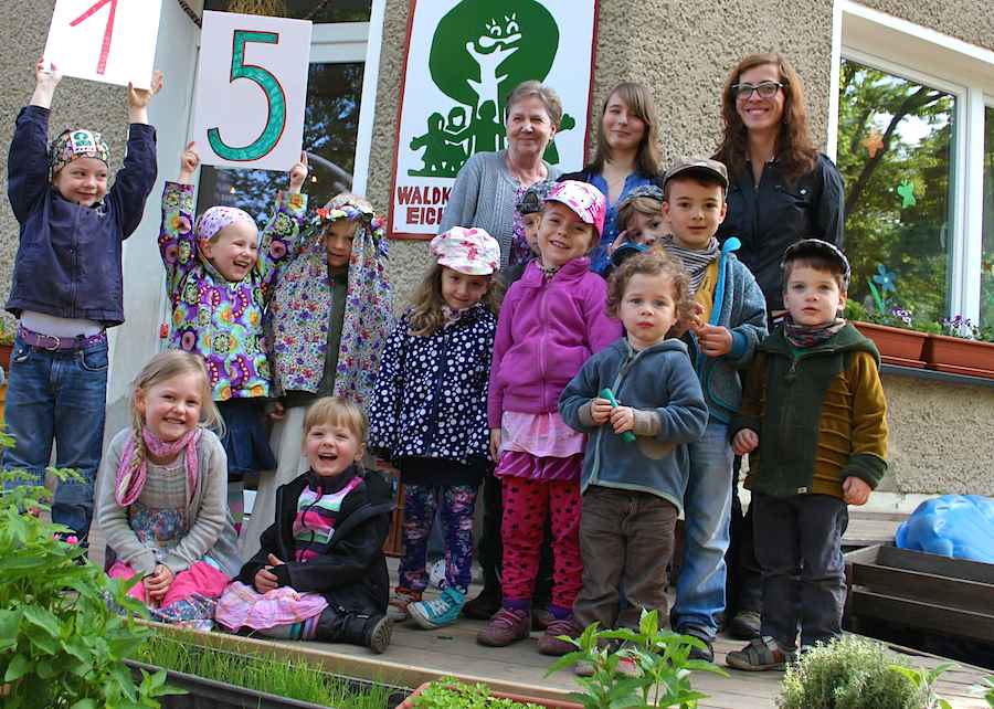 Die Kinder und Betreuerinnen des Waldkindergartens Eichwalde freuen sich auf die Feier zum runden Geburtstag der Einrichtung und den Tag der offenen Tür am 17. Mai 2014. (Foto: Waldkindergarten)