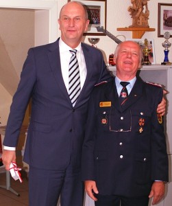 Zum Geburtstag gratulierte Ministerpräsident Dietmar Woidtke dem 70-jährigen Manfred Gerdes. (Foto: Brukhard Fritz)