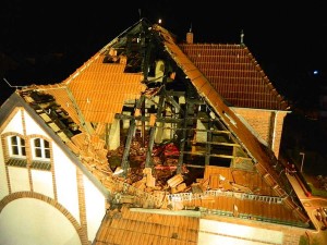 Verwüsteter Dachstuhl in eines Mehrfamilienhauses in der Schwarzkopffsiedlung. (Foto: Freiwillige Feuerwehr Wildau)