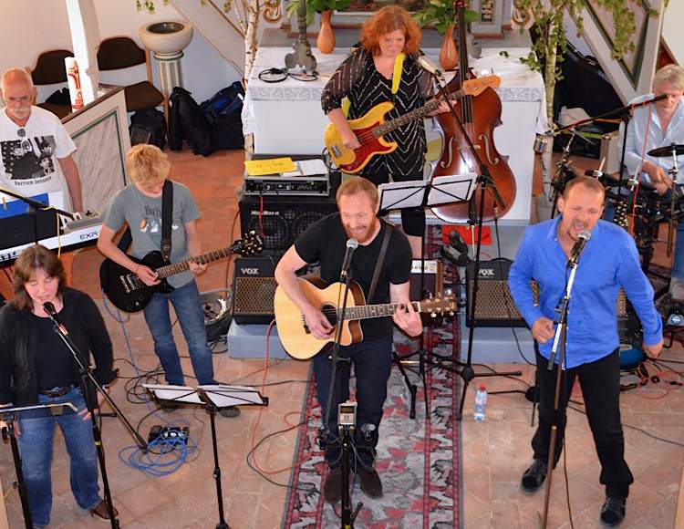 Nicht zum ersten Mal spielen Fritz und Freunde Musik der Beatles in der Kirche. Am kommenden Freitag spielen sie in der evangelischen Kirche am Händelplatz. (Foto: Hartmut Jurke)