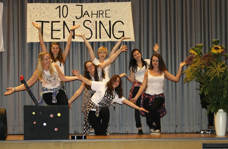 Kostproben aus ihren Shows der vergangenen zehn Jahre zeigte Ten Sing Zeuthen am Samstag in der Mehrzweckhalle. (Foto: Jörg Levermann)