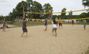 Neben Spielgeräten für die Jüngsten, Bänken, Ruheliegen hat auch das Beach-Volleyballfeld, an der Badewiese in Eichwalde dazu beigetragen, dass dieser Ort immer attraktiver wurde für Menschen, die Erholung in freier Natur suchen. (Foto: Jörg Levermann)