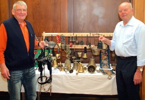 Manfred Hentrich und Dieter Stechert präsentieren ihre Glockensammlung. (Foto: Christian Dederke)