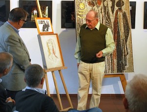 Klaus Schädel, Autor der Broschüre über den Mosaizisten Heinrich Jungebloedt, erläuterte die Technik des Kunsthandwerks. (Foto: buschek)