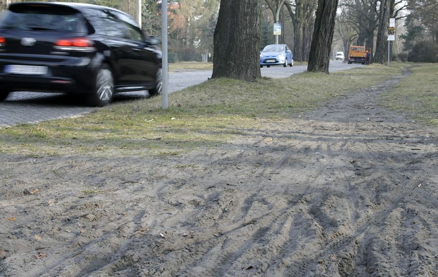 Derzeit gibt es keinen ordentlichen Geh- und Radweg entlang der Zeuthener Straße. Vielmehr macht die Sandpiste, wie hier im Februar 2014 fotografiert, es Radfahrern und Fußgängern schwer, sich abseits der stark befahrenen Landstraße 401 zu bewegen. (Foto: Jörg Levermann)