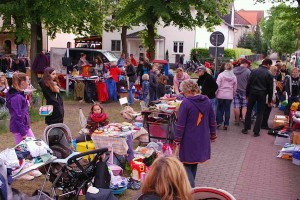 Der Trödelmarkt rund um die evangelische Kirche ist inzwischen Tradition. (Foto: Burkhard Fritz)