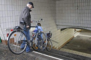 Sportliche Radfahrer haben am S-Bahnhof vergleichsweise geringe Probleme, zum Bahnsteig zu kommen, auch wenn es ein wenig mühsam ist, den Drahtesel die Treppen herunter und wieder hoch zu tragen. Ganz andere Herausforderungen lauern am S-Bahnhof in Eichwalde Rollstuhlfahrern, älteren Menschen mit Gehhilfen und Eltern, die ihre Sprösslinge im Kinderwagen transportieren müssen. (Foto: Jörg Levermann)