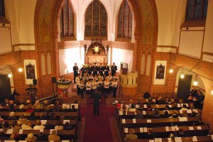 Auch in diesem Jahr treffen sich die eichwalder Chöre zum gemeinsamen Adventskonzert in der evangelischen Kirche am Händelplatz. (Foto: Burkhard Fritz)