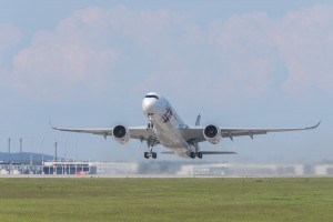 Bereits bei der Internationalen Luftfahrtausstellung (ILA) 2014 war die Südbahn am BER kurzfristig im Betrieb. Gezeigt wurde auch ein Airbus A350 beim Start. (Foto: Günter Wicker / Flughafen Berlin-Brandenburg GmbH)