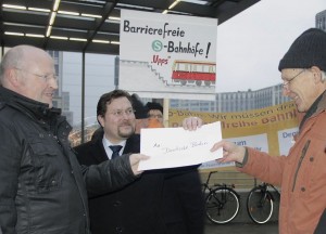 Alf Hamann (rechts) und Stellvertretender Bürgermeister Michael Launicke übergaben Bahnhofschef Friedemann Kessler eine Unterschriftenliste. (Foto: Jörg Levermann)