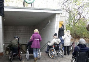 Menschen mit Behinderung, die auf einen Rollstuhl angewiesen sind, kommen in Eichwalde ohne fremde Hilfe nicht auf den Bahnsteig. (Foto: Jörg Levermann)