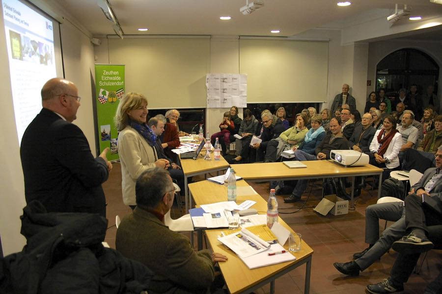 Bürger wollen informiert sein und mitreden beim Umbau der Bahnhöfe in Eichwalde und Zeuthen. Gut 80 Menschen kamen Ende Januar zum 3. Bürgerforum, zu dem die Fraktionen der Gemeindevertretung eingeladen hatte. (Foto: Jörg Levermann)