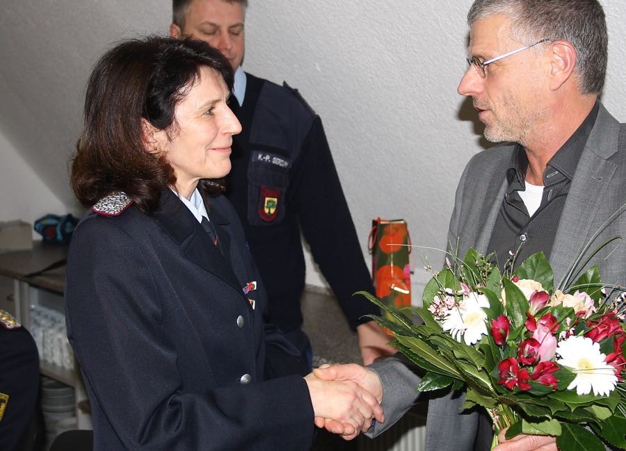 Bürgermeister Bernd Speer bedankte sich bei der Jahreshauptversammlung bei Wehrleiterin Elke Thoms für die Arbeit der Freiwilligen Feuerwehr. (Foto: Jörg Levermann)