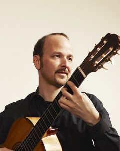 Viel herum gekommen in der Welt ist der Gitarrist Johannes Tonio Kreusch. Am Sonnabend spielt er in der Alten Feuerwache. (Foto: Detlef Schneider)