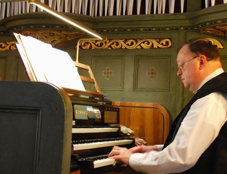 Der Organist Christoph F. Lorenz gibt erneut ein Orgelkonzert an der Parabrahm-Orgel in der evangelischen Kirche. (Foto: Burkhard Fritz)